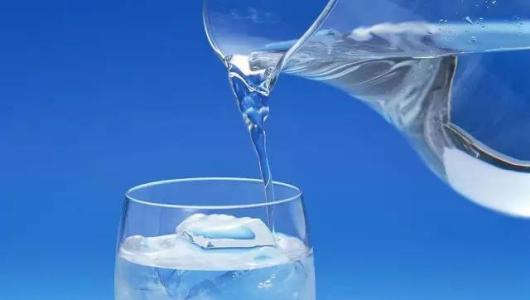 起床后喝一杯水，可以增補下水分，刺激下腸胃